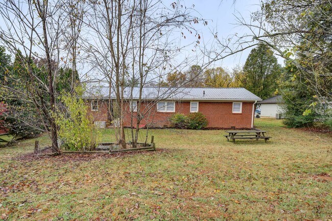 Building Photo - Newly Renovated 3 Bedroom Rental in Johnso...