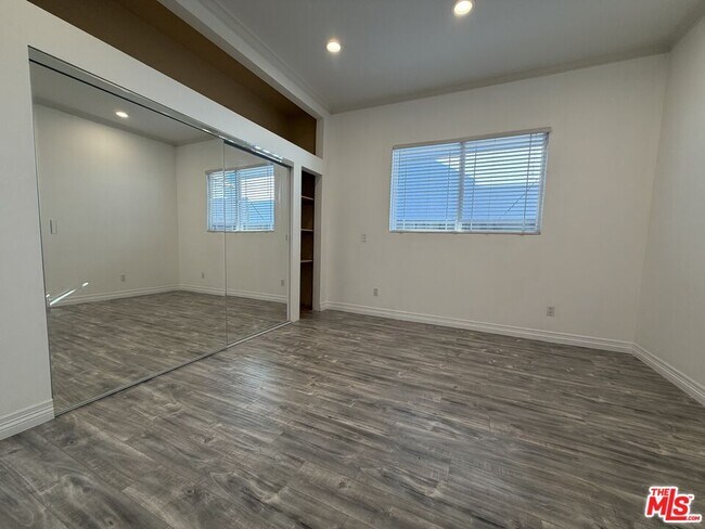 Building Photo - 10006 Samoa Ave