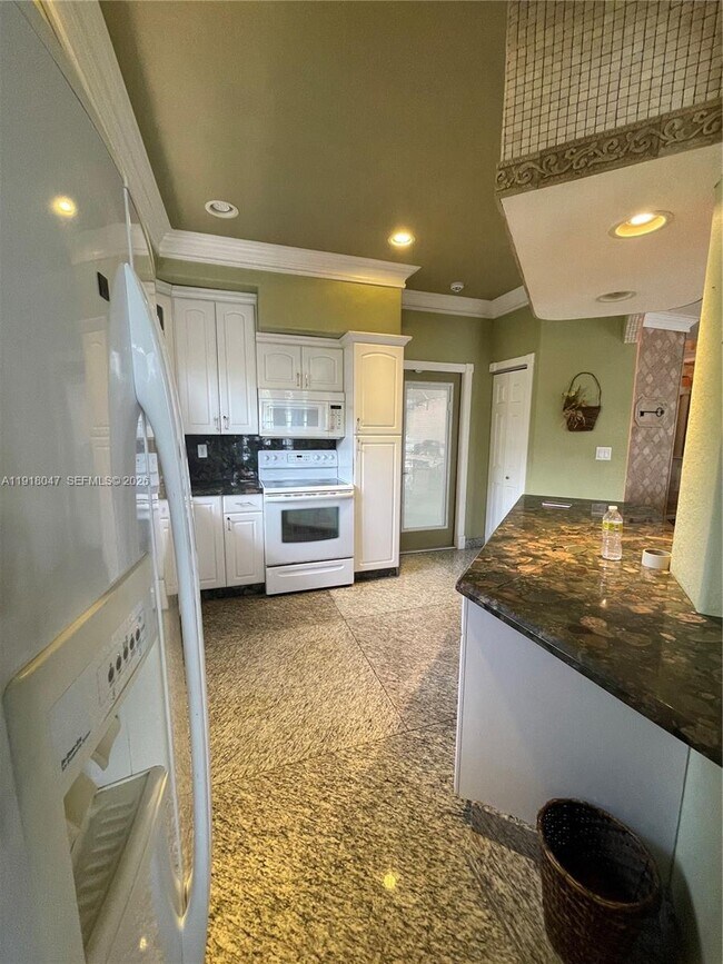 Building Photo - 232 SW 7th Ave