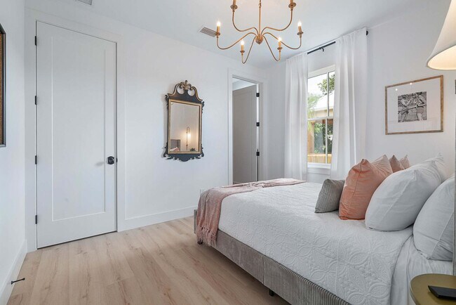 Building Photo - 30 W Castillo Dr