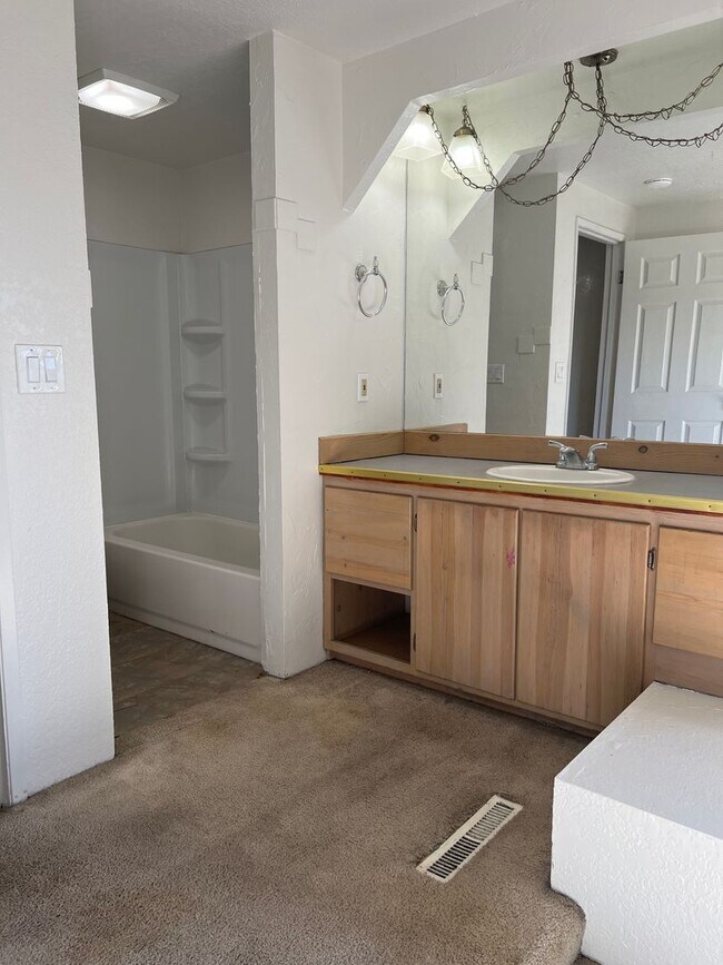 Building Photo - 55th Ave 3+ bedroom with attached oversized 1 car garage