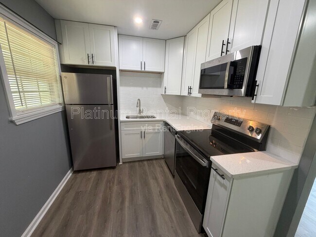 Building Photo - 1492 Waverly Way