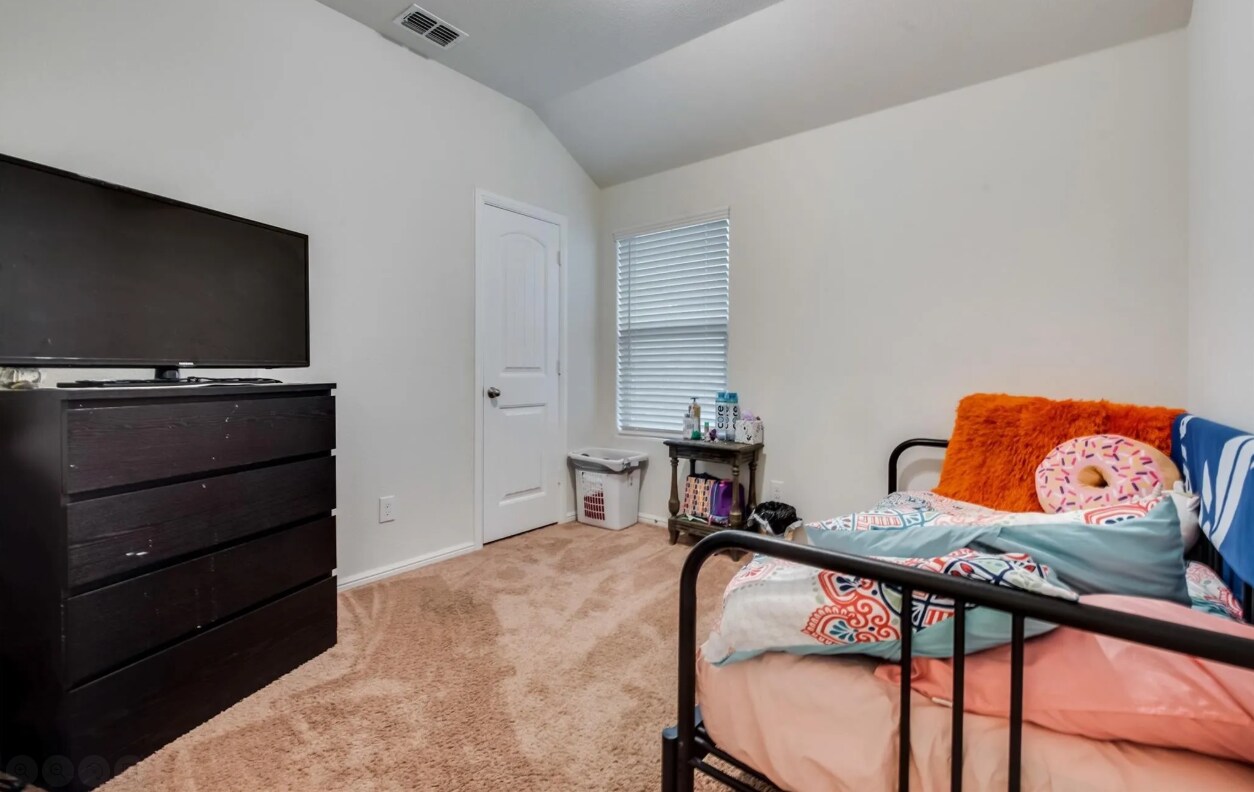 Guest Room 3 - 8244 Brashear Trl
