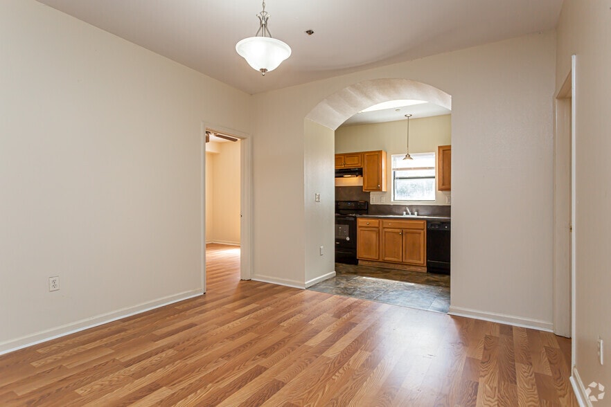 College Park Apartments 4 Bedroom only! 373 Community College Dr