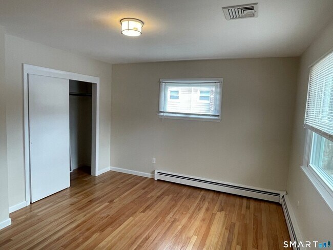 Building Photo - 7 Riverbend Dr