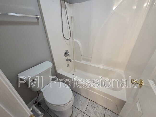 Building Photo - 315 Shadow Creek Dr