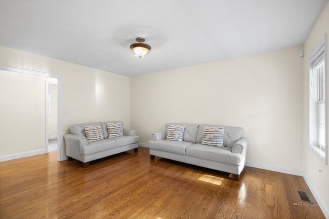 Building Photo - 11 Checkerberry Ln