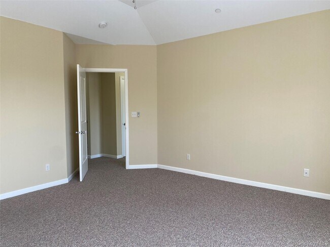 Building Photo - 11 Nicole Ct