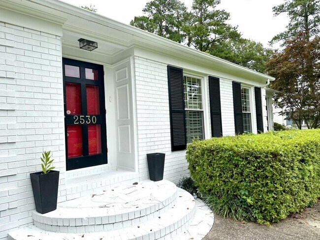 Building Photo - 2530 Mirror Lake Dr