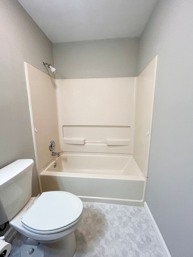 Building Photo - 4-Bedroom, 2-Bathroom Home In Lancaster!