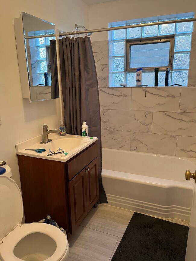 6770 N Sauganash Ave 6770 N Sauganash Ave Chicago IL 60646