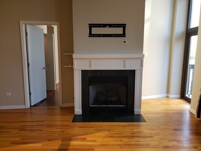 Building Photo - 758 N Larrabee St