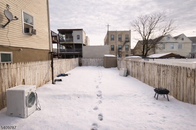 Building Photo - 212 Erie St