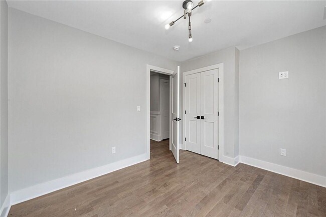 Building Photo - 10 Underhill Pl