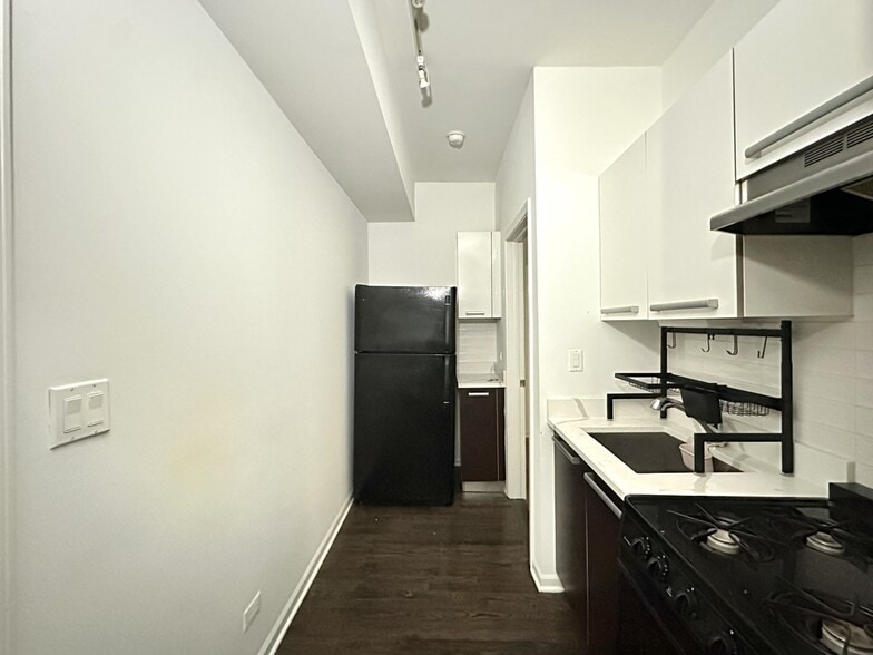 Building Photo - 5054 N Winthrop Ave