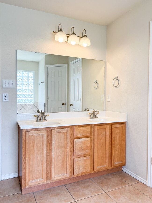 Building Photo - Available NOW!!!! Open floor plan features...