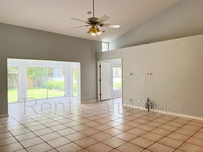 Building Photo - 405 Arlington Ave E