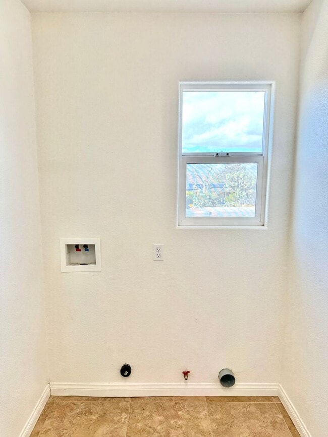 Building Photo - Huge 3 bed 2 bath Home In Storey Park Neig...
