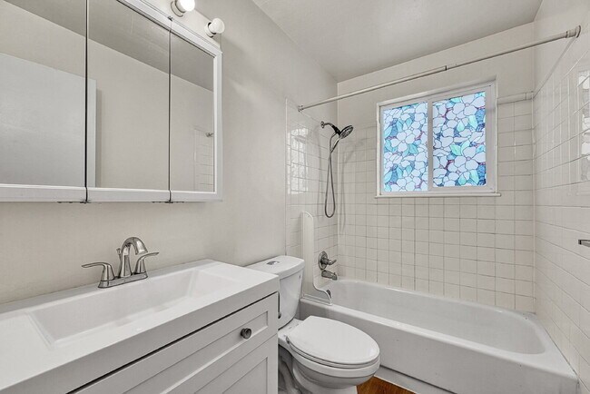Building Photo - $2,495 - 3 Bed, 2 Bath Home in Aurora with...