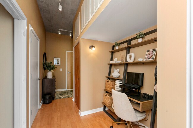 Building Photo - 1000 N Kingsbury St