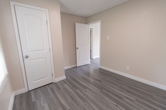 Building Photo - Remodeled 3 Bed 1 Bath Home