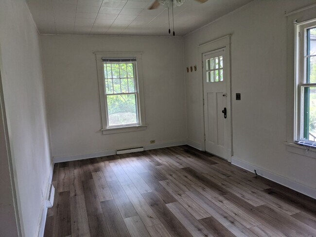 Building Photo - AVAILABLE NOW!!!  1 bedroom, 1 bath house ...