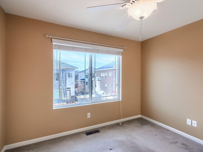 Building Photo - 2 Bedroom Townhome in Denver