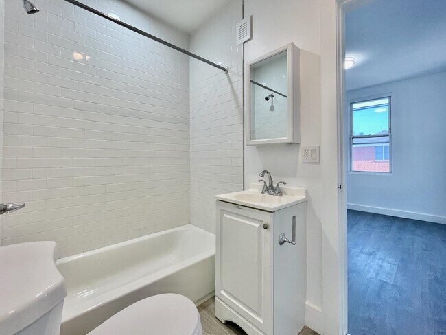 Building Photo - 389 Monmouth St