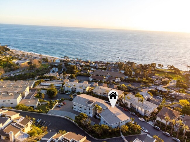 Building Photo - Stunning Ocean Views! 1 Bedroom Condo Avai...