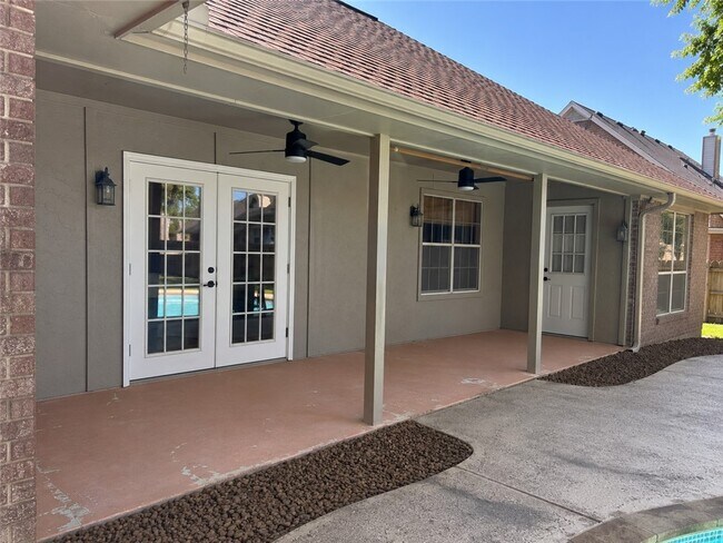 Building Photo - 220 Bluff Dr