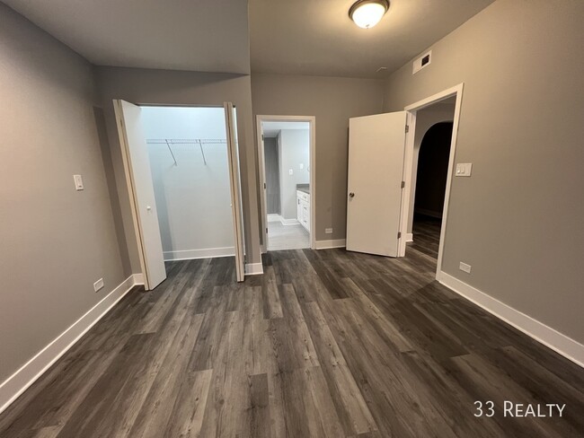 Building Photo - GROUND LEVEL 3 Bed 2.5 Bath / Oak Park / L...