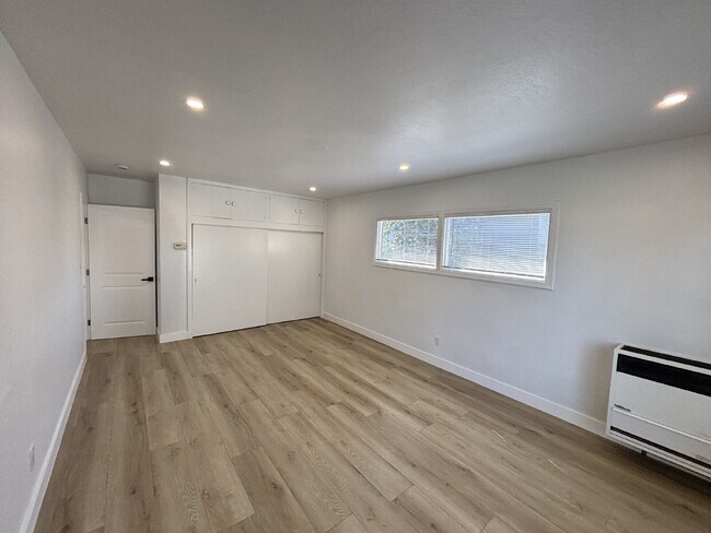 Building Photo - "Cozy Elegance Awaits: 3-Bed, 2-Bath Gem w...