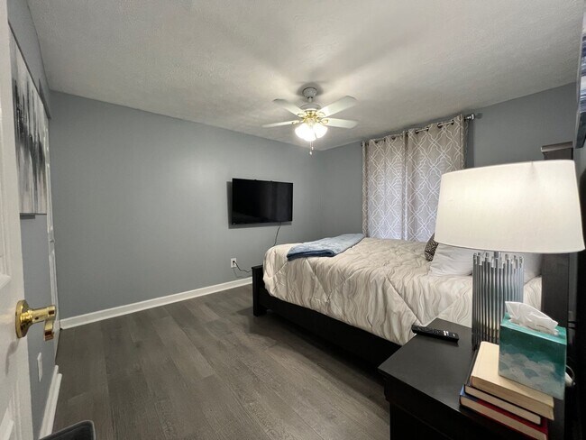 Building Photo - Private Pool, Firepit, BBQ - A FUN place to RELAX. Fully furnished and fully stocked.