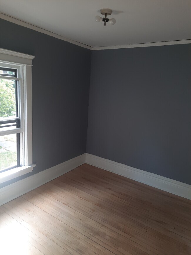 Building Photo - 429 N 10th Ave E