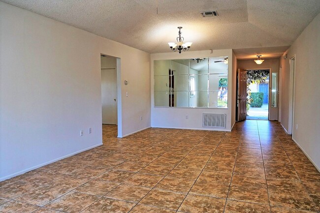 Building Photo - Single family home in Winter Park! Availab...