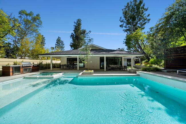Building Photo - 16105 Clear Oak Dr