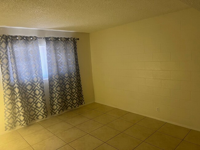 Building Photo - 1 Bedroom 1 Bath In Central Las Vegas