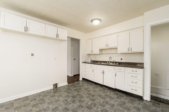 Building Photo - 1726 E Blake Ave