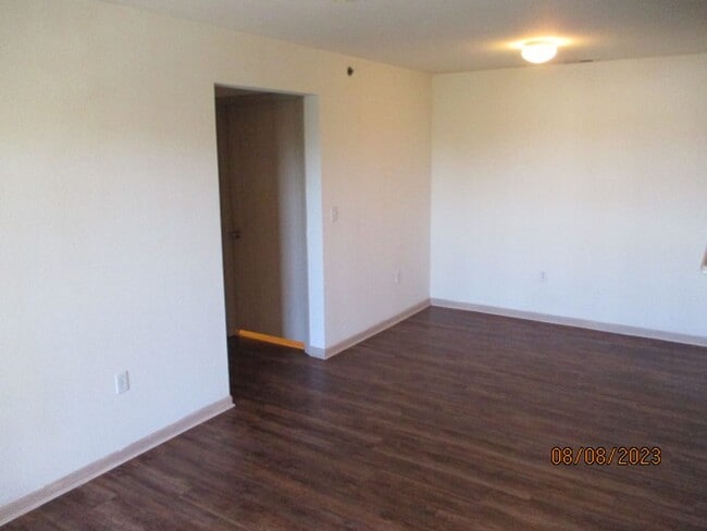 Building Photo - 913 Westridge Dr