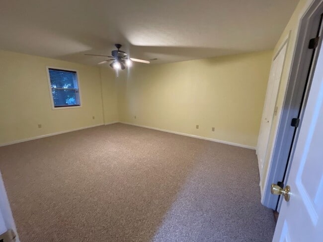 Building Photo - Spacious 3 bedroom/3 bath home