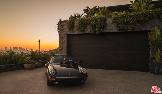 Building Photo - 1851 N Stanley Ave