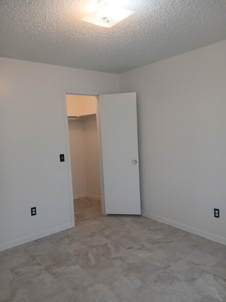 Building Photo - 1217 S Maddox Ave