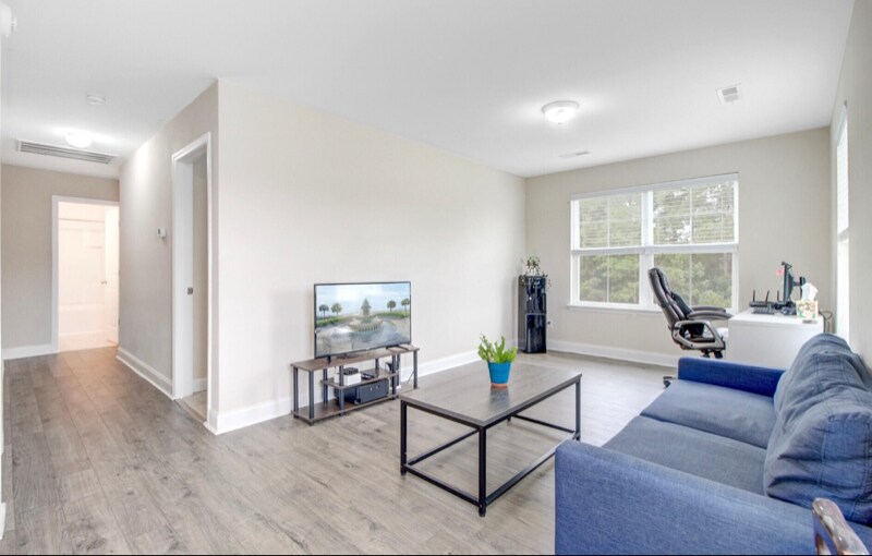 Building Photo - 520 Crossland Dr