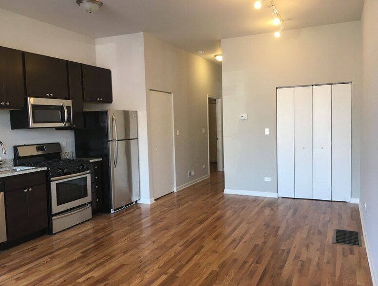 Building Photo - 3123 W Lawrence Ave