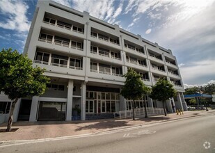 Building Photo - Large spacious open loft in coconut grove