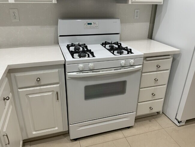 Building Photo - Beautiful Valencia Townhome in the Highly Desirable Village Walk Community