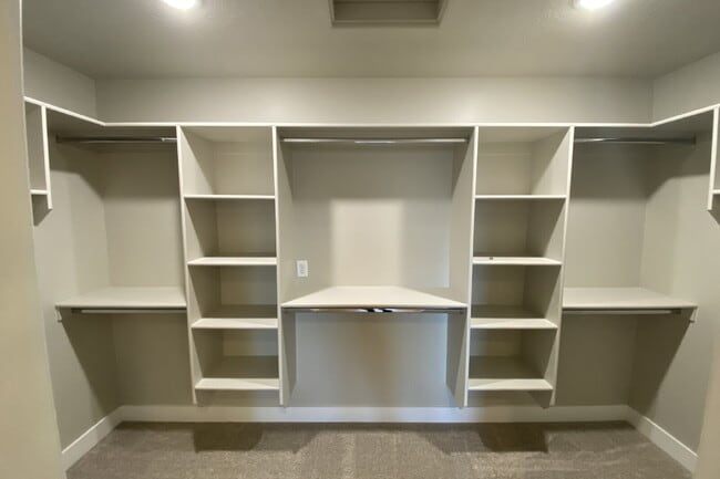 Building Photo - "Spacious 4-Bed Townhouse Oasis with 2.5 Baths in Scenic Hurricane, UT!"