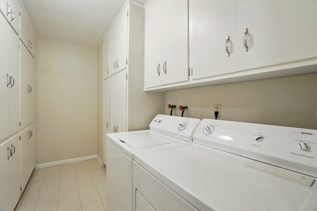 Building Photo - 4057 W Bancroft St