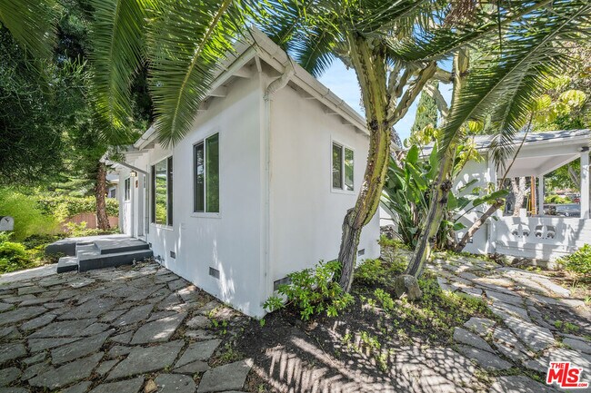 Building Photo - 739 Westbourne Dr