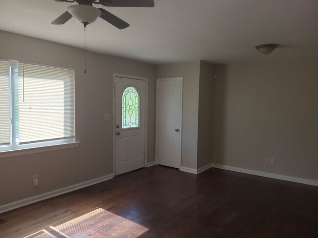 Building Photo - 4 Bedroom 2 Bath Move In Ready!